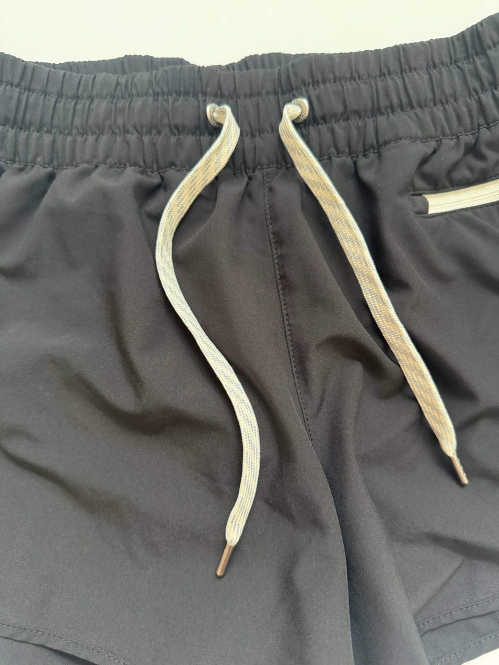 Vuori Women’s Black Performance Athletic Shorts Size Small Zip Pocket - Picture 2 of 6